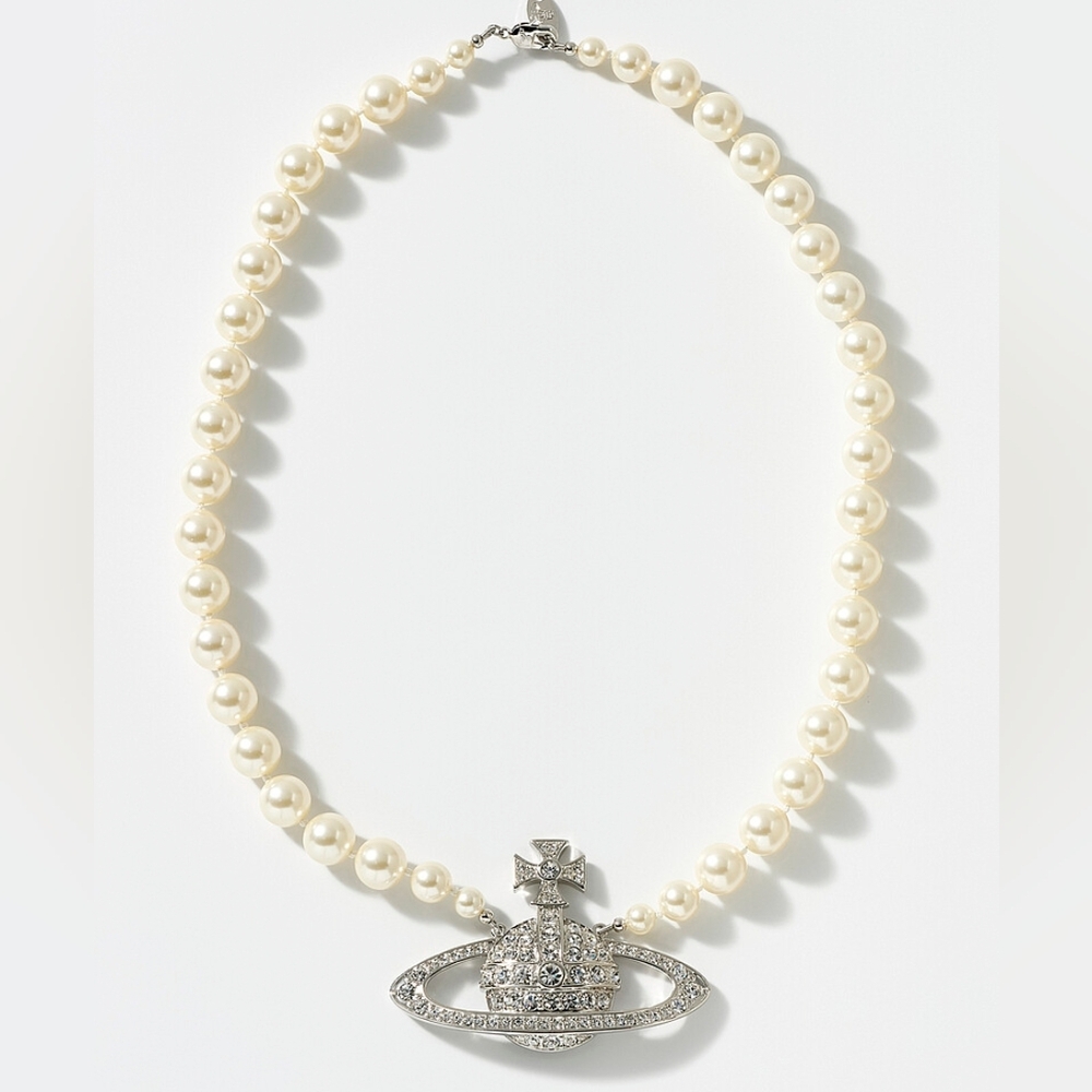 VIVIENNE WESTWOOD Elegant Pearl Necklace with Silver Pendant